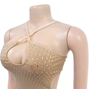 Gros plan de strass argentés scintillants sur une robe moulante sexy à col croisé