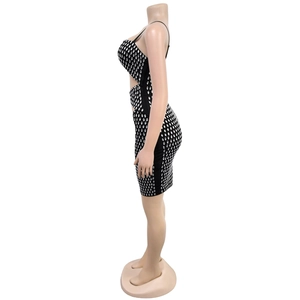 Détail d'une mini robe noire avec strass argentés et découpe latérale sur mannequin