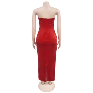 Détail de la fermeture éclair cachée et de la fente centrale sur cette robe rouge en velours