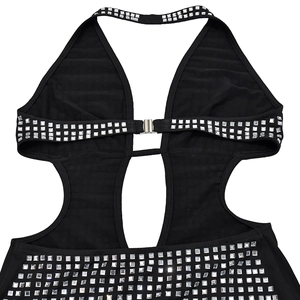 Détail de la robe noire dos nu avec découpes, strass argentés et finitions métalliques