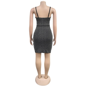 Vue arrière détaillée d'une robe moulante noire sexy avec un motif en losanges brillants