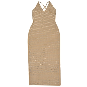 Détail de robe moulante beige avec strass argentés et bretelles croisées dos nu