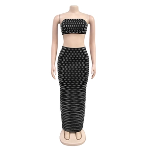 Détail de l'ensemble haut court bustier noir et jupe longue avec strass argentés brillants