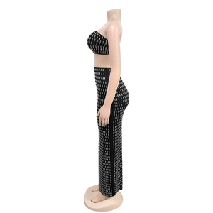 Détail de strass argentés en grille sur ensemble robe longue bustier noire chic