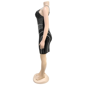 Détail de rayures en strass sur une robe moulante noire montrée sur un mannequin femme
