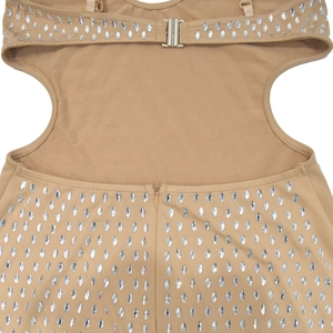 Détails de la robe en strass avec dos ajouré et fermeture par boucle métallique argentée