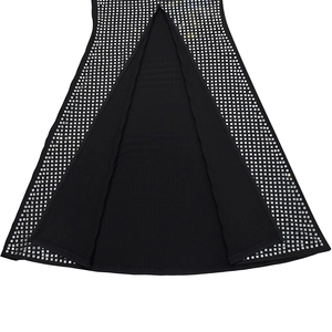 Vue détaillée d'une robe noire avec clous carrés argentés et fente centrale élégante