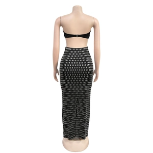 Vue arrière du haut bandeau noir et de la jupe longue à strass sur mannequin
