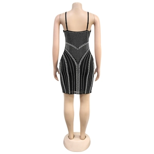 Détail d'une mini robe moulante noire avec des strass argentés géométriques dans le dos