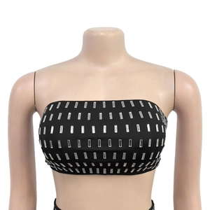 Détail du haut bandeau noir orné de strass argentés brillants sur maille élastique
