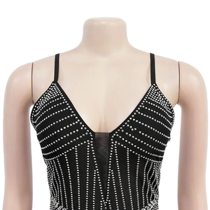 Détail de la robe noire sexy avec col en V, motifs strass argentés et maille transparente