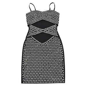 Détail d'une robe moulante noire sexy avec motifs en strass et découpe à la taille
