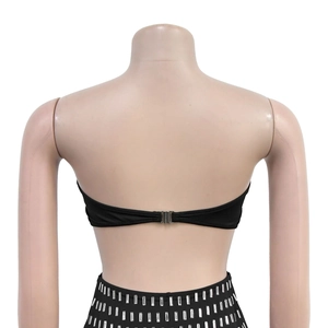 Détail de l'ensemble bustier noir avec paillettes argentées et boucle au dos