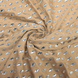 Vue macro détaillée des strass marquise sur le tissu élastique d'une robe nude