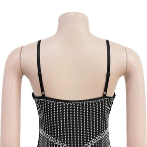 Vue arrière de la robe noire moulante avec bretelles spaghetti et motifs de strass argentés