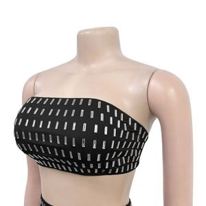 Détail d'un haut bustier noir avec des paillettes rectangulaires argentées