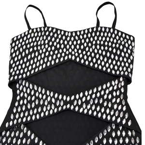 Détail de la robe moulante noire avec motifs en strass et fines bretelles