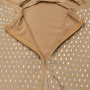 Détail macro de la robe marron avec strass marquise et fermeture éclair invisible au dos