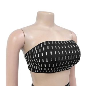 Vue détaillée du crop top noir sans bretelles orné de strass et de paillettes argentées