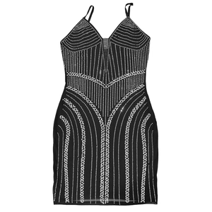 Détail de la mini robe noire à strass avec cristaux brillants et décolleté en V résille