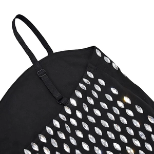 Détails de la robe noire avec strass marquise et fines bretelles réglables