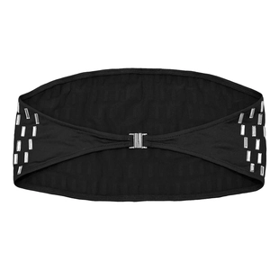 Détail du bustier noir avec ornements en strass et boucle métallique argentée