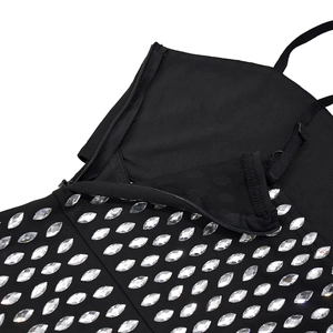 Détail de la robe noire à bretelles avec ornements en strass et fermeture éclair invisible