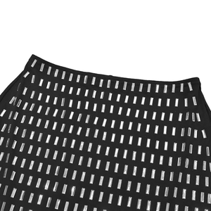 Détails de strass rectangulaires sur le tissu noir élastique de cette robe de soirée