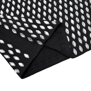 Gros plan sur robe noire moulante avec strass marquise et détails de couture sur l'ourlet