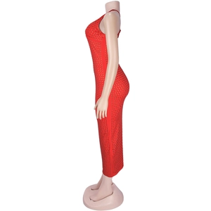 Détail d'une robe moulante rouge sans manches avec d'élégants ornements en strass dorés