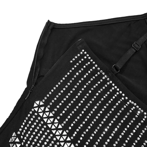 Détail macro d'une robe noire sexy avec fermeture éclair cachée et motifs en strass argentés