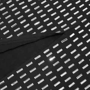 Vue détaillée macro de cristaux rectangulaires argentés sur tissu noir élégant