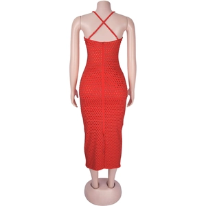 Détail de la robe moulante rouge avec strass et fines bretelles croisées dans le dos