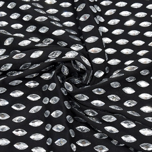 Détail de strass marquise scintillants sur tissu extensible noir de robe de soirée