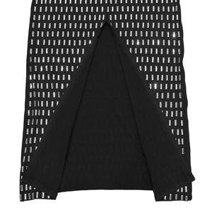 Détail d'une robe noire avec paillettes argentées et fente élégante en forme de V inversé
