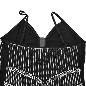 Détail de la robe noire avec motifs en strass argentés et fines bretelles