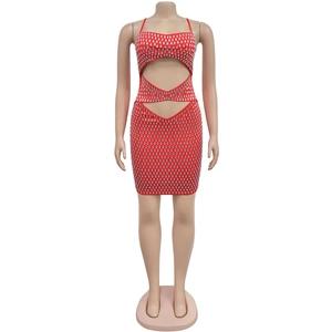 Vue détaillée de la mini robe moulante rouge avec strass argentés et découpes sexy