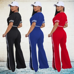 Completo casual da donna due pezzi con pantaloni larghi a bottoni e maglia a righe