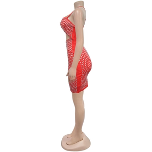 Vue latérale de la mini robe moulante rouge à paillettes et strass argentés sur mannequin