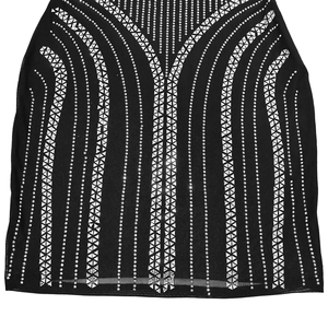 Détails des strass géométriques argentés sur une robe courte noire au motif sophistiqué