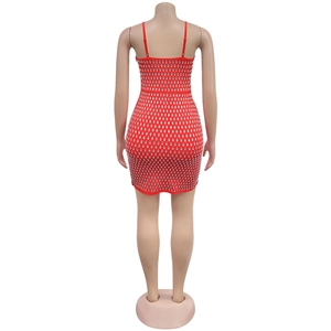Vue arrière d'une mini robe moulante rouge avec des strass argentés sur un mannequin