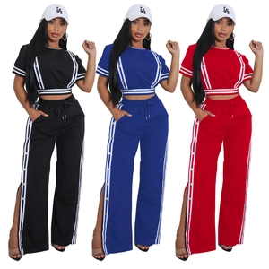 Completo due pezzi da donna con crop top e pantaloni larghi con spacco laterale