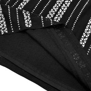 Vue macro de strass argentés géométriques sur le tissu en maille noire de la robe