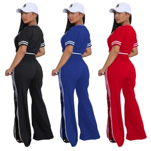 Dettaglio di tre set per il tempo libero con pantaloni a gamba larga e top coordinati