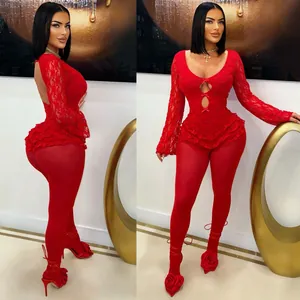 Détail du body en dentelle rouge avec manches cloches et bottes à roses 3D
