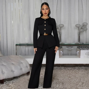 Elegante completo da donna nero in due pezzi con bottoni dorati e cintura in vita