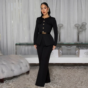 Elegante completo nero da donna a due pezzi con blazer a bottoni dorati e pantaloni larghi