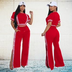 Dettaglio completo di set due pezzi in maglia rossa con strisce laterali e bottoni