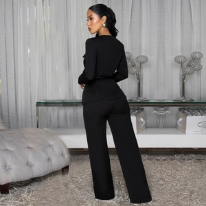 Completo due pezzi nero da donna con blazer sfiancato e pantaloni ampi a gamba larga