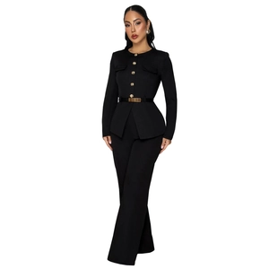 Dettaglio di un elegante completo nero slim fit con bottoni dorati e cintura in vita